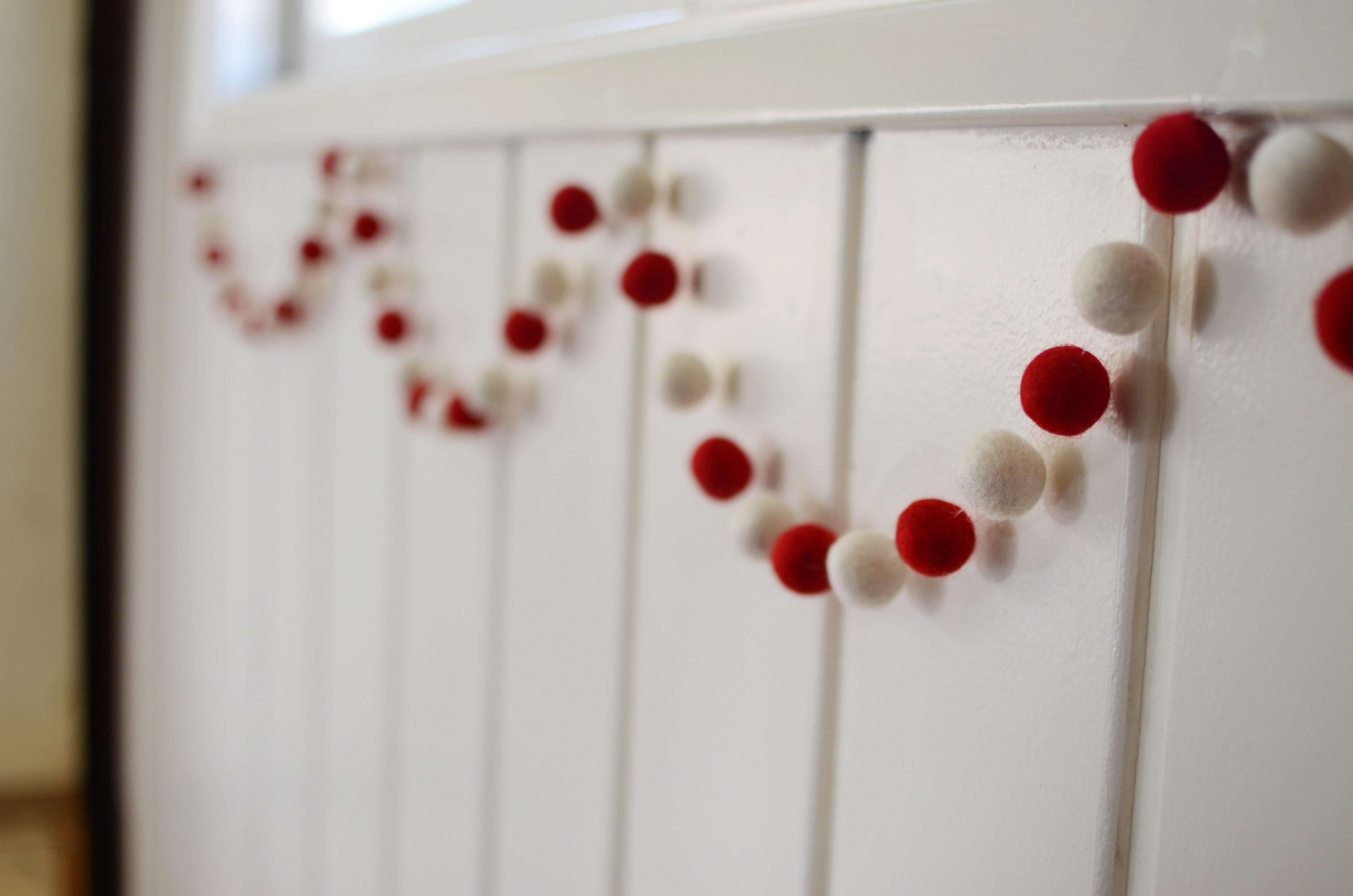 Red & White Felt Pom Poms Garland, Christmas Decorative Garland for Ma –  joyfelts
